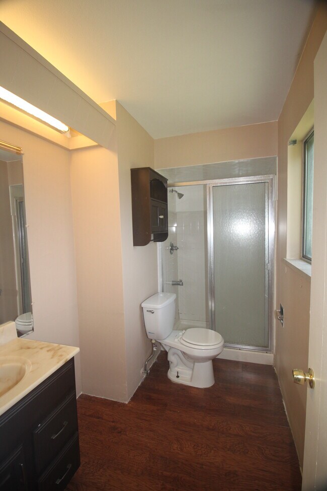 Building Photo - 1215 Mesa Dr