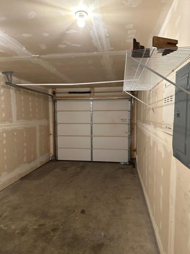 Building Photo - 923 Saxon Way