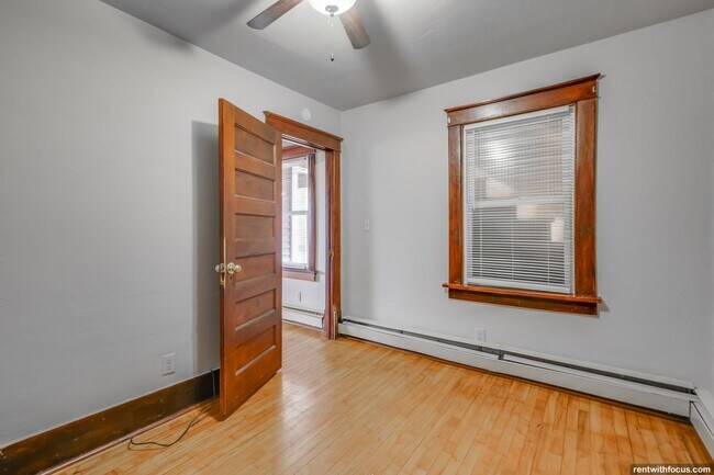 Building Photo - 211 Oak St