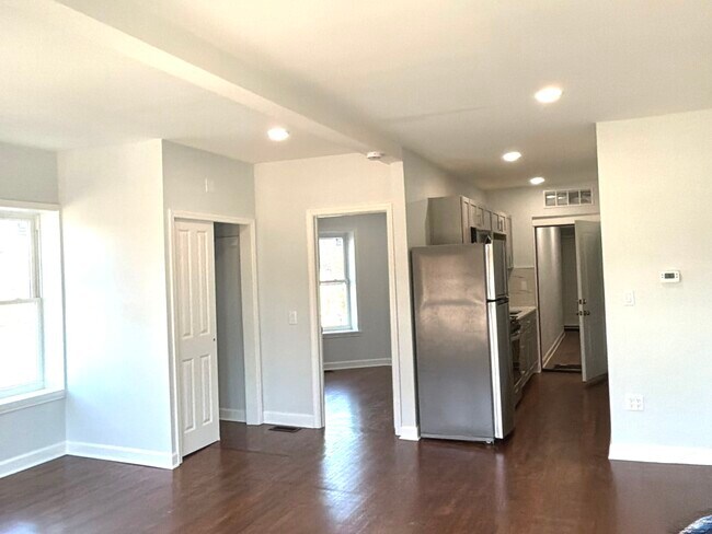 Building Photo - 224 E Cass St