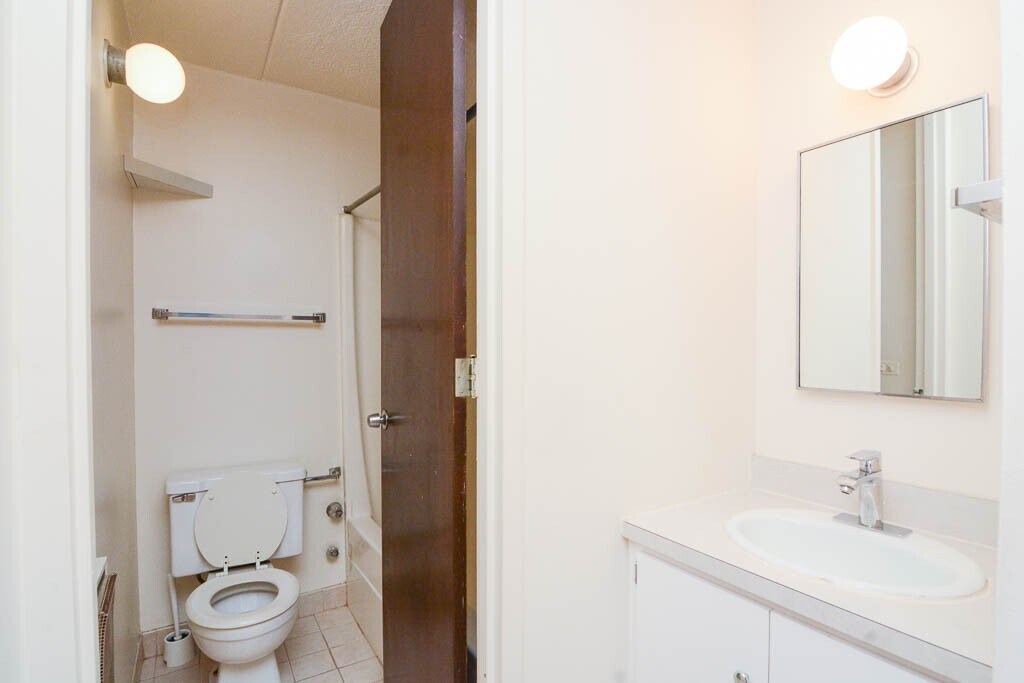 Building Photo - 630 W Wellington Ave