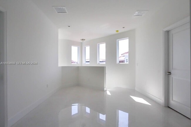 Building Photo - 15639 SW 11th Terrace