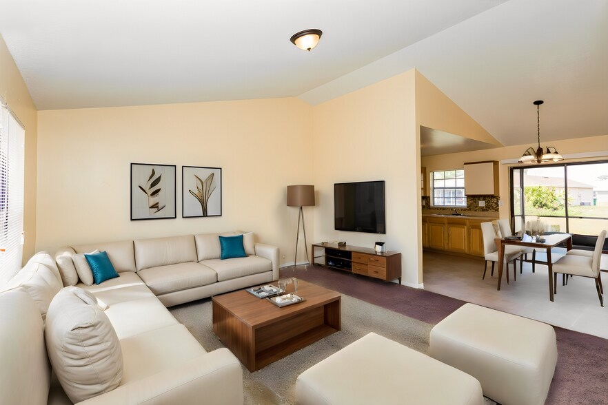 Building Photo - 605 Royalty Ct