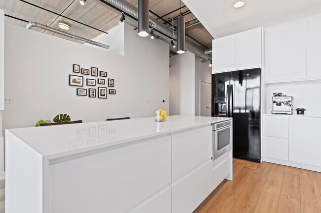 Building Photo - 350 N Main St