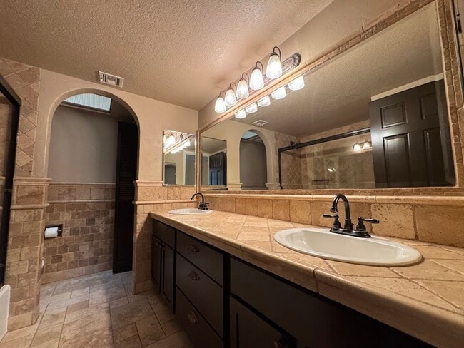 Building Photo - Modern Living Meets Outdoor Luxury in North Phoenix