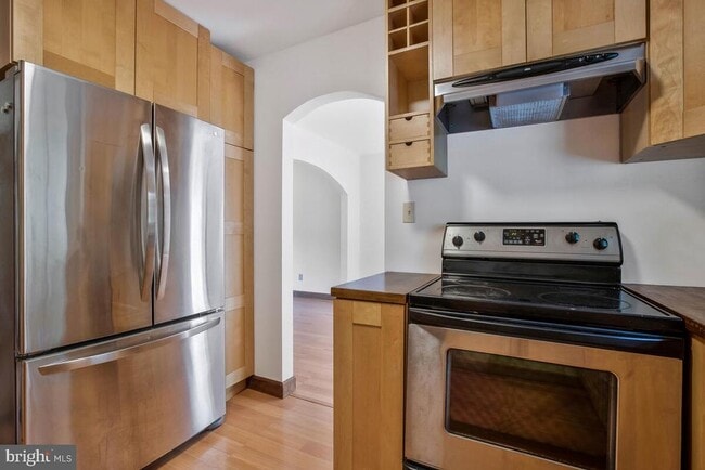 Building Photo - 6327 Joslyn Pl