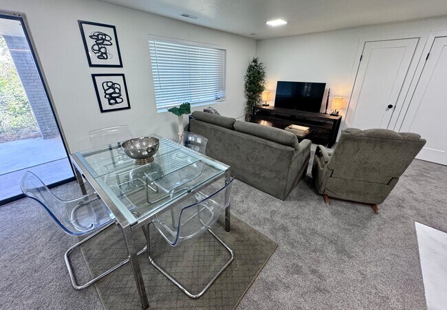 Building Photo - 2701 Sky View Dr