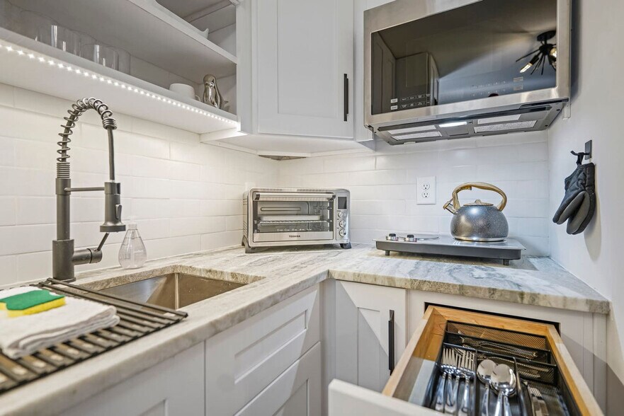 Building Photo - 975 Shadowridge Dr SE