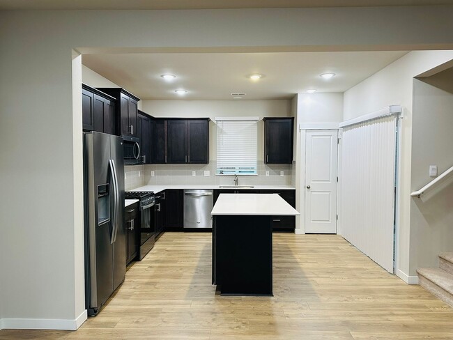 Building Photo - Newer 3-Story 3 Bedroom DR Horton Home in Lake Stickney/Everett - SHORT TERM LEASE OFFER