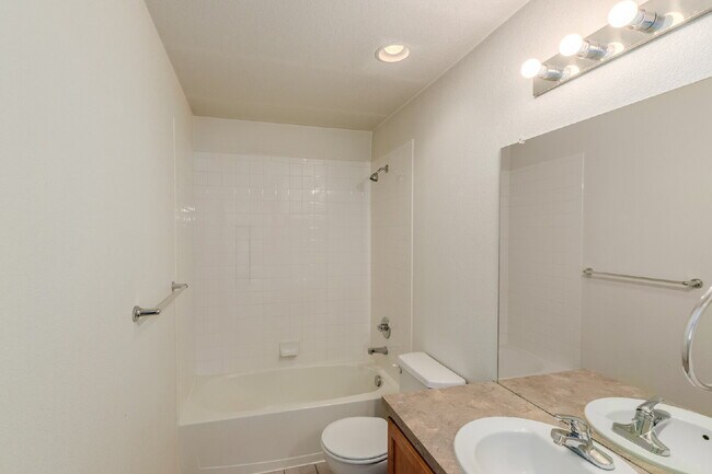 Building Photo - 418 S Reed Ct