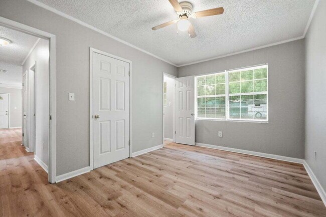 Building Photo - A small-town charm ready for move in!