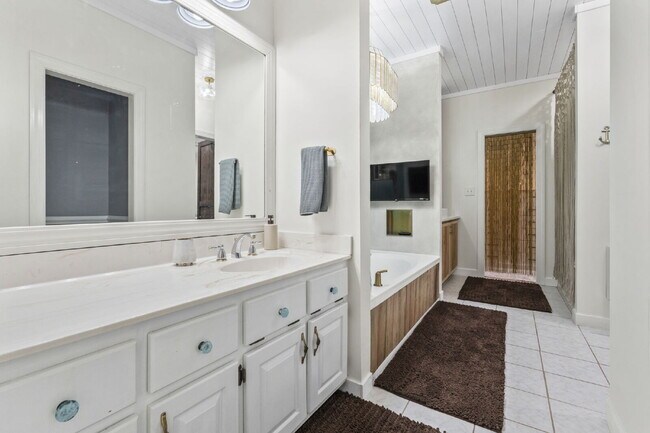 Building Photo - Peaceful and Luxury Living on 3+ Acres