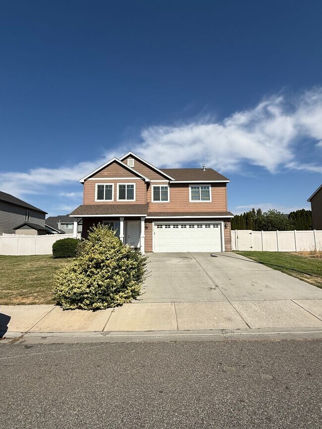 Primary Photo - Spacious 4-Bedroom Rental Home in Prime Pa...