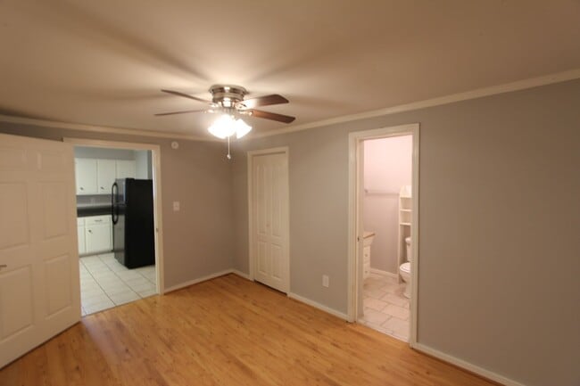 Building Photo - Lovely Duplex For Rent