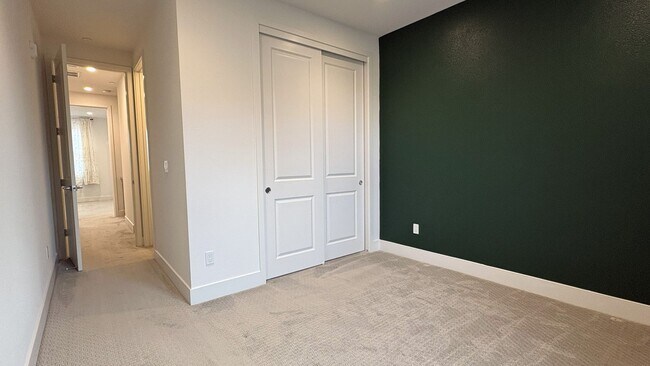 Building Photo - Modern 3BR/3BA Townhome in Prime Mountain View Location