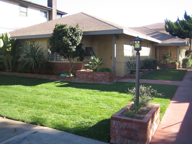 Building Photo - 1223 Oliver Ave
