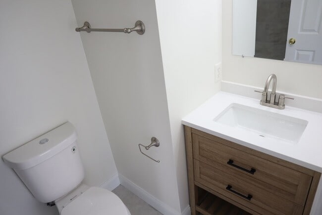 Building Photo - Exquisite Renovated Townhome in Germantown Estates