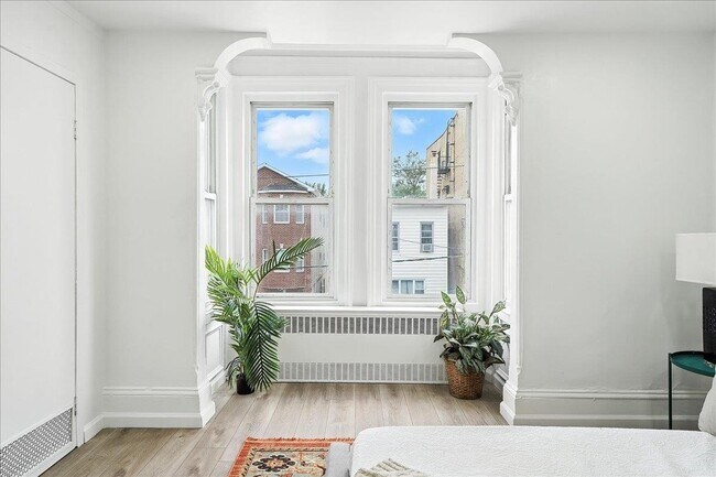 Building Photo - 283 GRIFFITH St