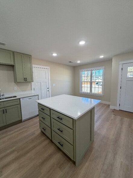 Building Photo - 757 Hillcrest Dr