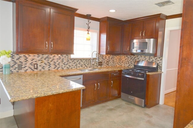 Building Photo - 14830 La Rana Dr