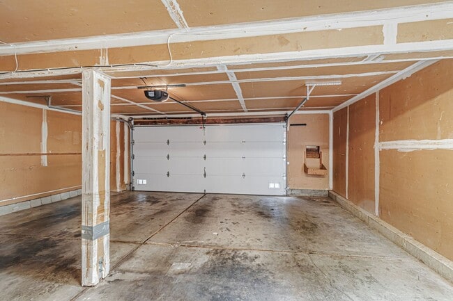 Building Photo - 2 bedroom, 2 bath townhome in the Northpoint HOA!