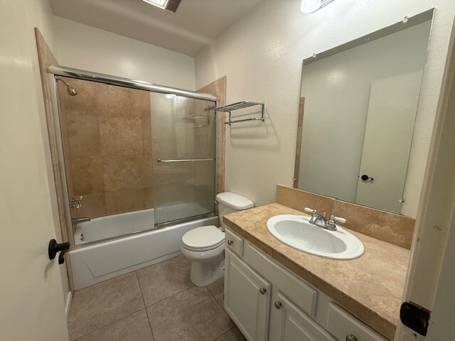 Private bathroom off rear bedroom - 10481 Riverside Dr