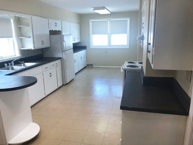 Building Photo - 6-Bedroom, 2-Bath Home Just A Few Blocks From Downtown