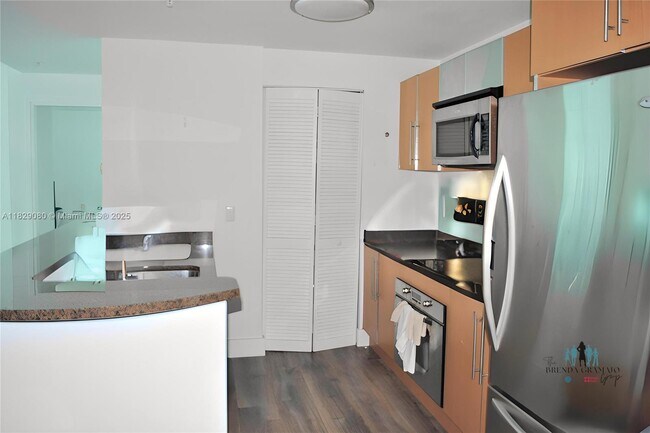 Building Photo - 300 S Biscayne Blvd