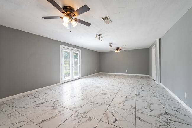 Building Photo - 2511 Meadow Ln