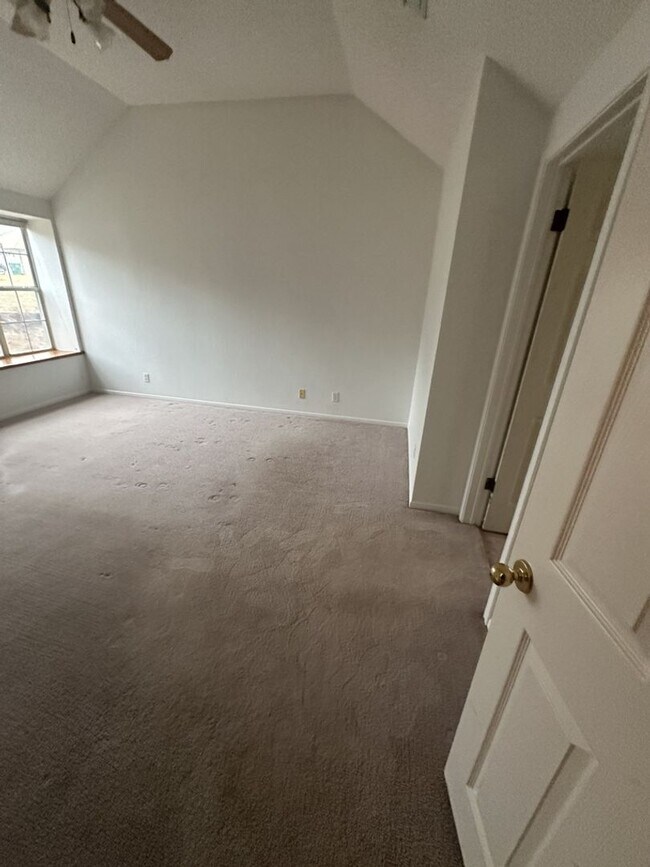 Building Photo - AVAILABLE NOW!!