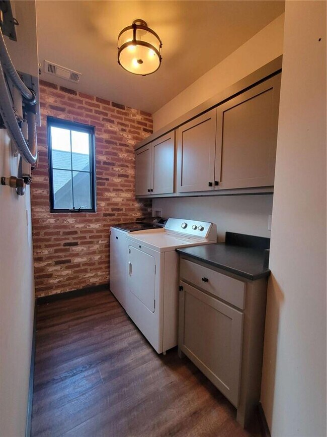 Building Photo - 550 E Main St