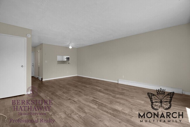 Building Photo - 2 Bedroom Townhouse Apartment- HUGE WALK IN CLOSET