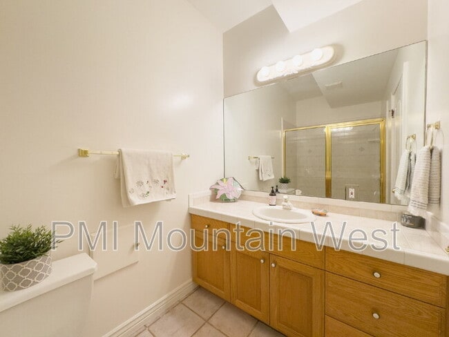 Building Photo - 49 E Fairway Dr