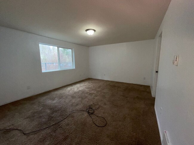 Building Photo - 5 Bedroom Home on 5 Acres!