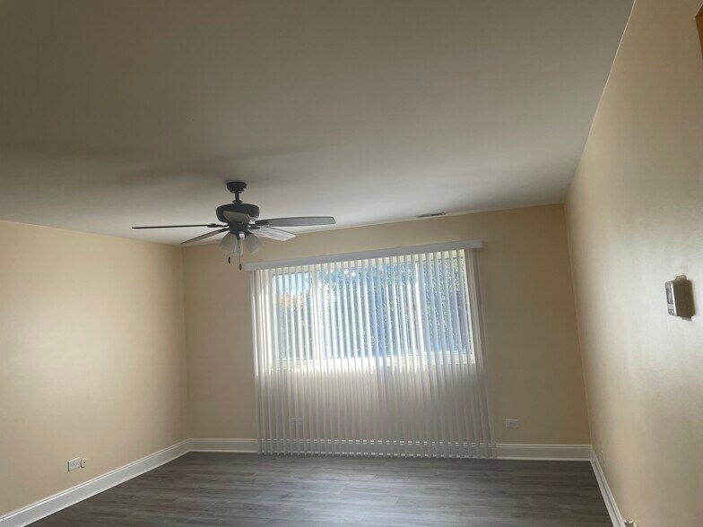 Living - 650 Perrie Dr