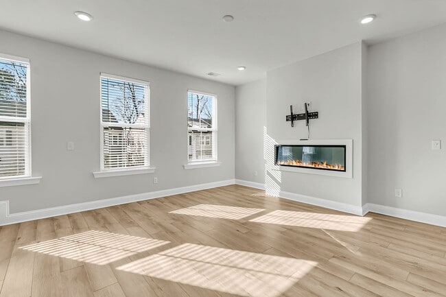 Building Photo - Gorgeous 3-Story Townhome in Park Circle | 3BR + Flex Space + Garage