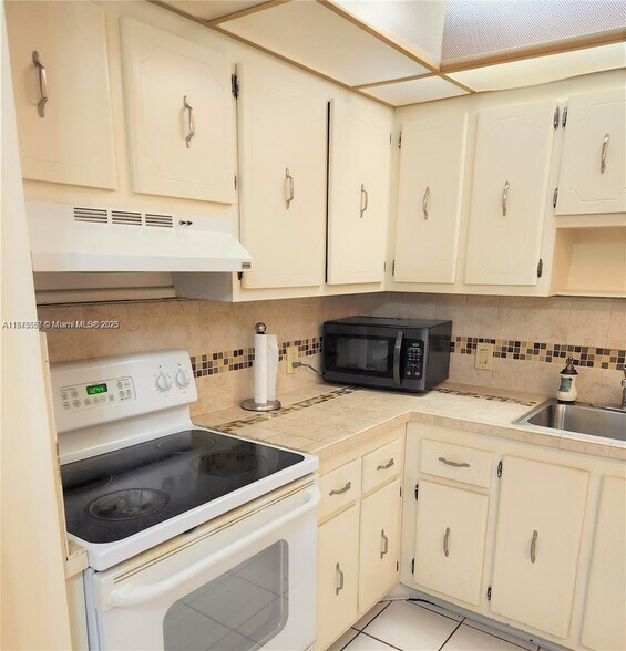 Building Photo - 3375 N Country Club Dr