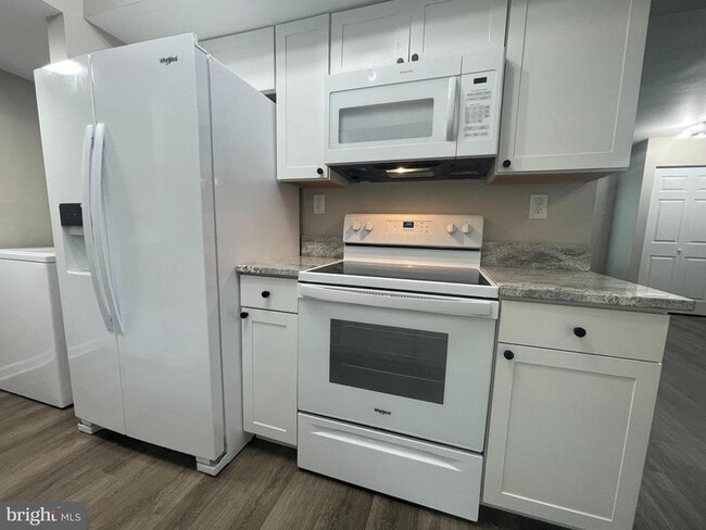 Building Photo - 5005 Vane Ct