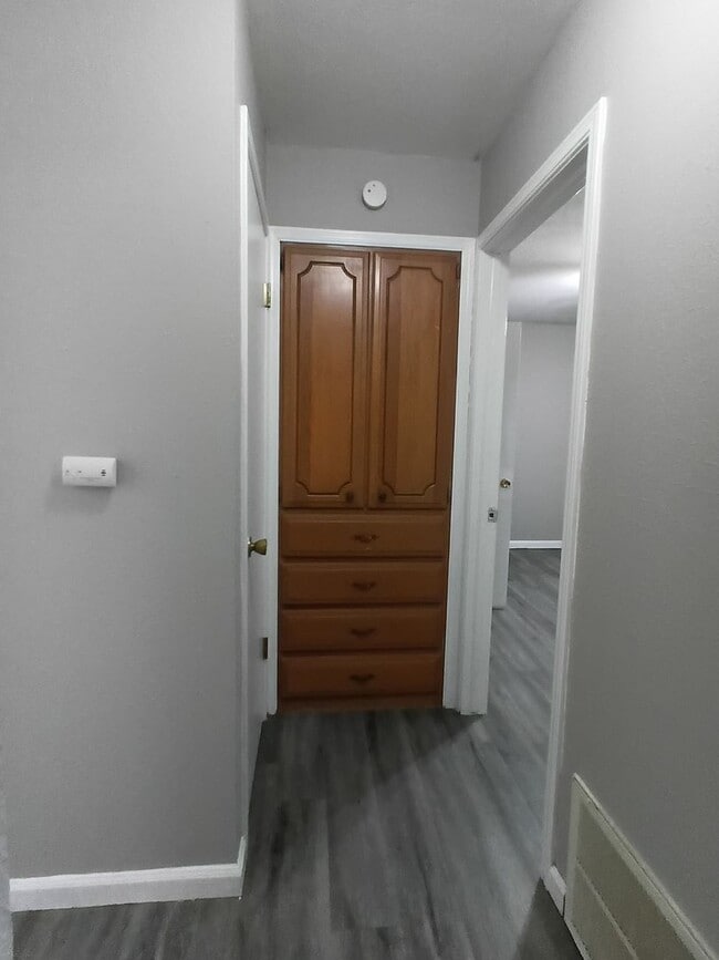 Building Photo - Wonderful Kitchen! New flooring!