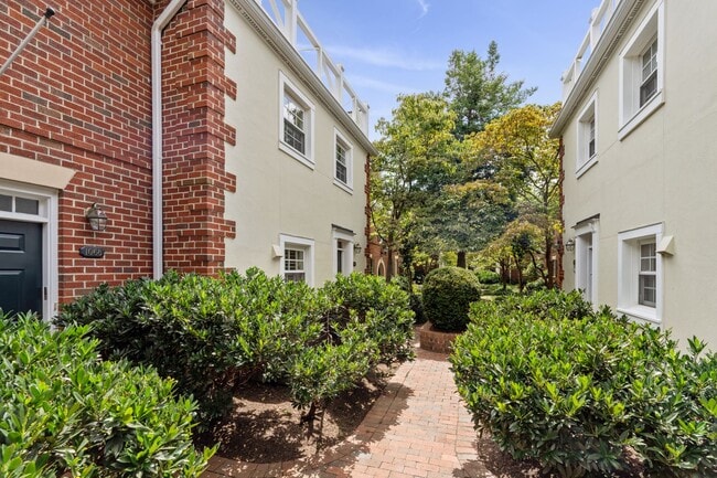 Building Photo - Available Now! Updated //3 Bedroom 2.5 Bat...
