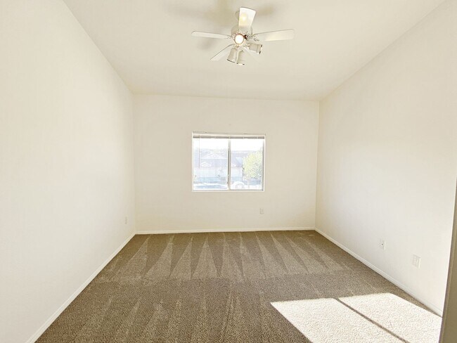 Building Photo - 1 BEDROOM CONDO IN HENDERSON GATED COMMUNITY