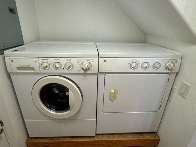 Building Photo - Single Family Home with 1 Bedroom 1.5 Bathroom