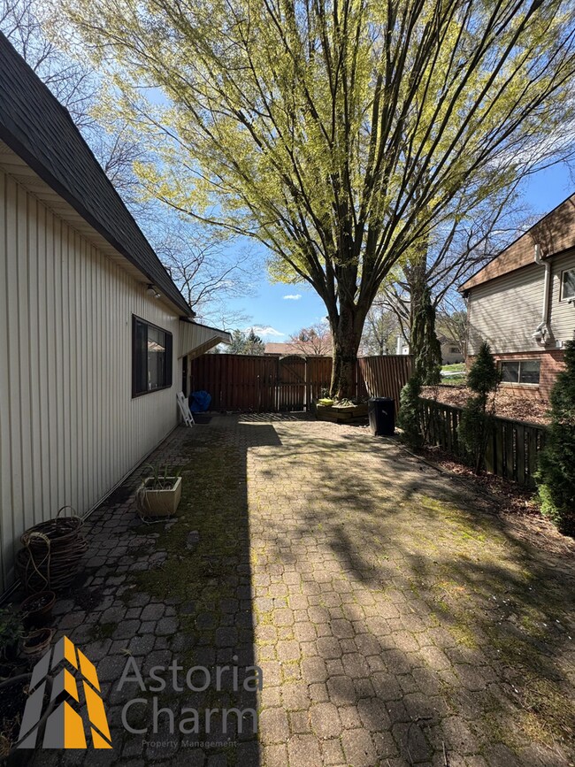 Building Photo - Spacious 5 Bedroom 3 Bath + Den Single Family Detached Home