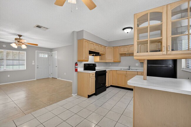 Building Photo - 3 Bedroom Home in Tavares – Available Now!