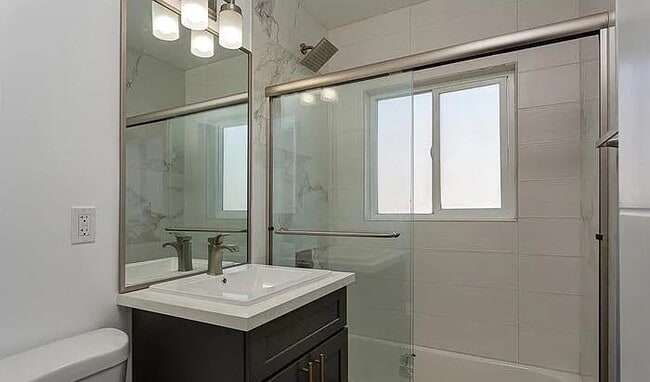 Building Photo - High-End Living in a Prime Area