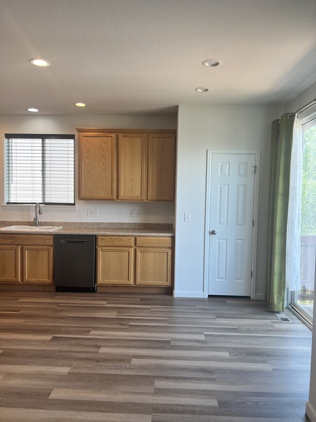 Building Photo - 230 Bonanza Dr