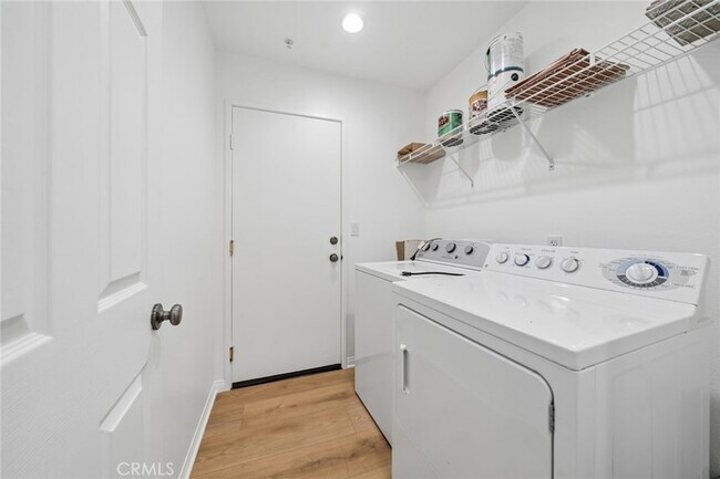 Building Photo - 215 Dewdrop