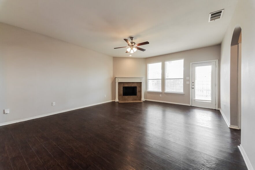 Building Photo - 833 Bens Dr