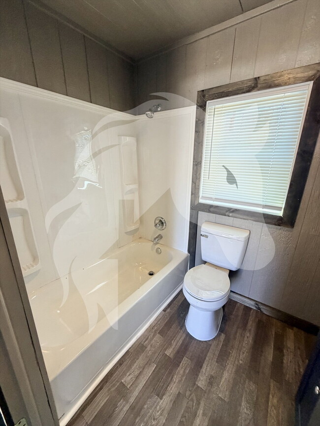 Building Photo - "Charming Studio Retreat at 334 1/2 South Pine Street, Ponca City!"