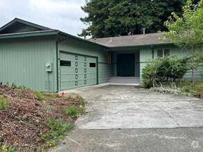 Building Photo - Arcata House (HALF OFF FIRST MONTH RENT)